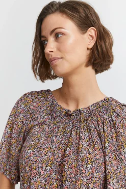 Blouse with short sleeve