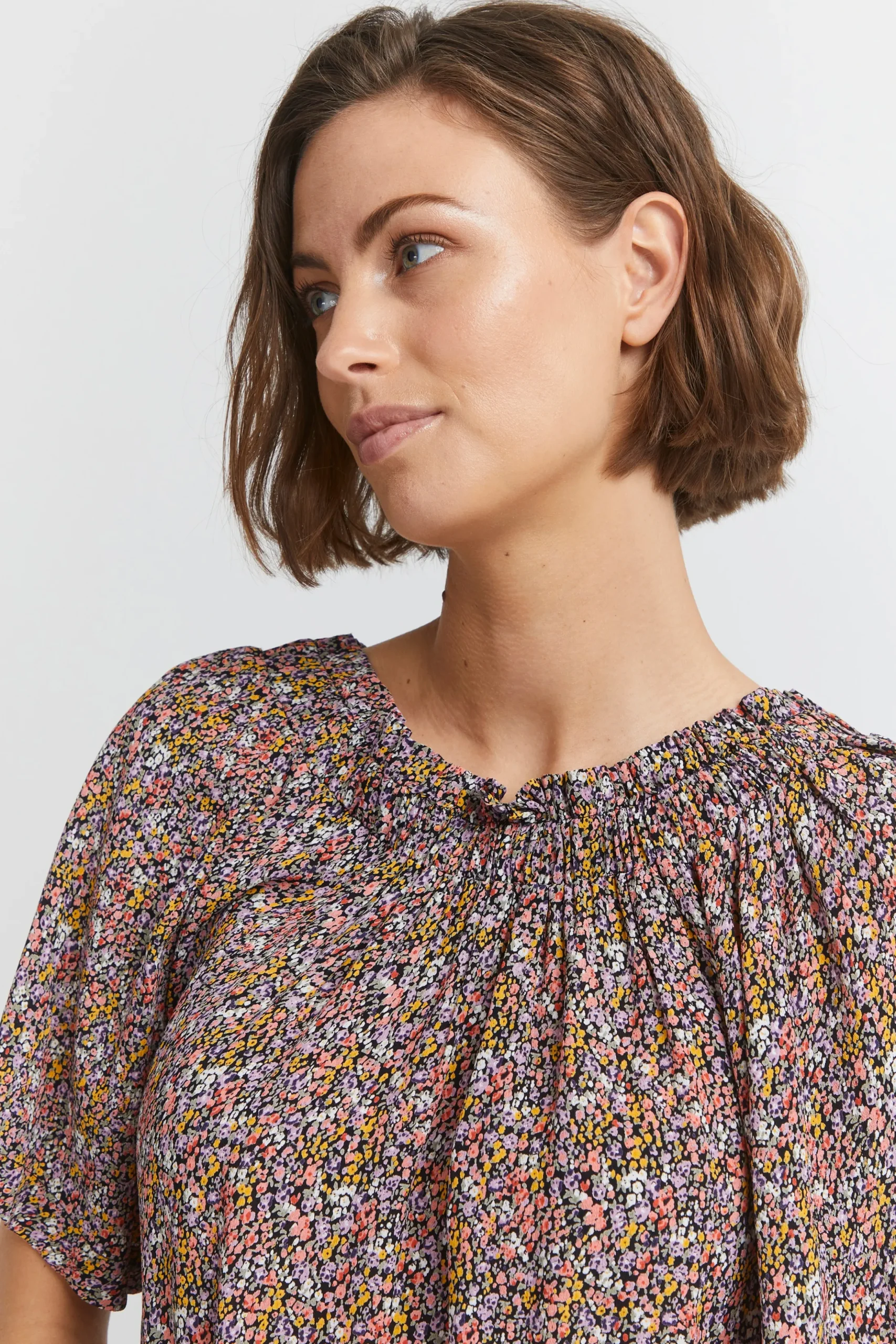Blouse with short sleeve