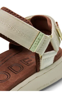 Line Sandal