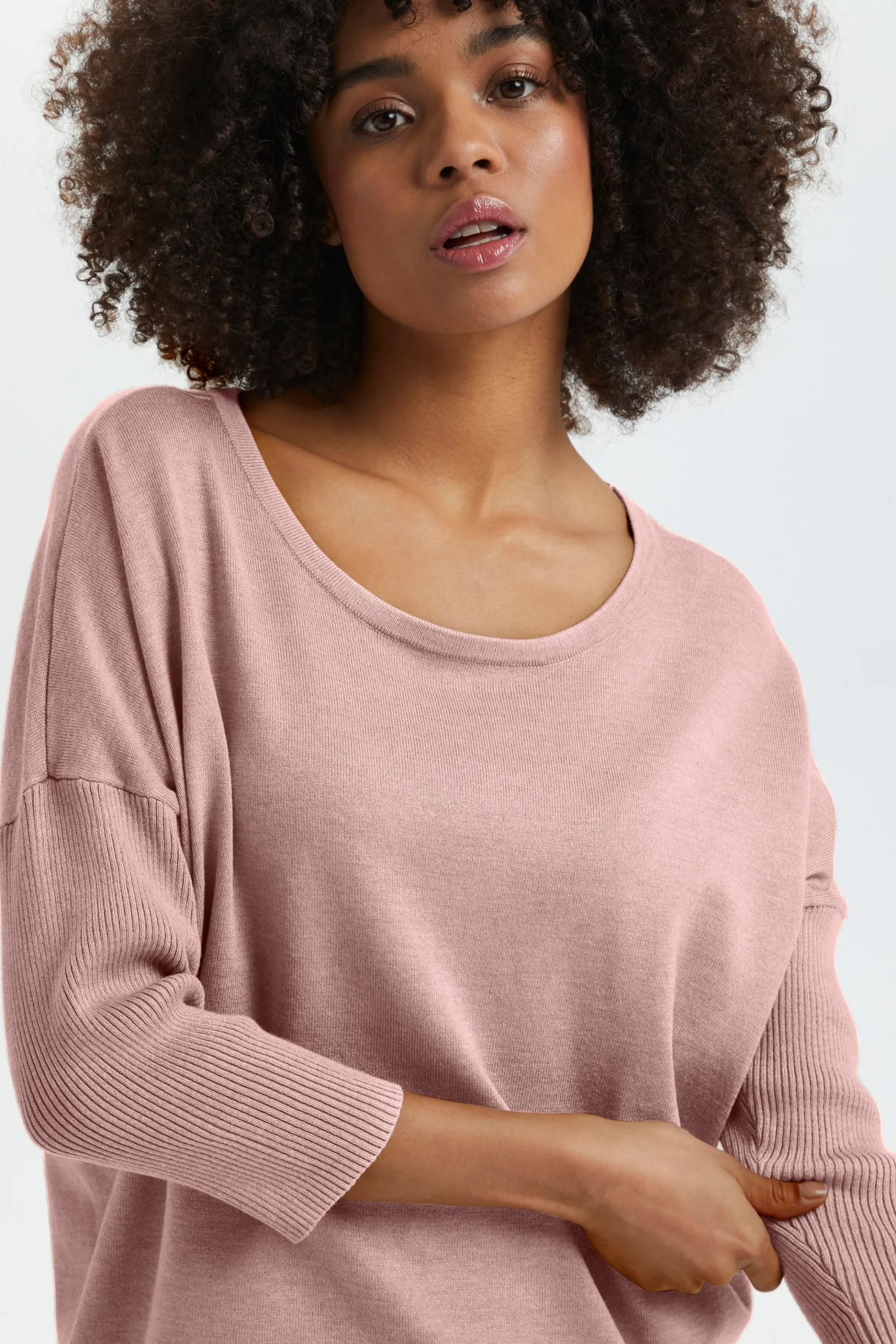 MilaSZ R-Neck Pullover